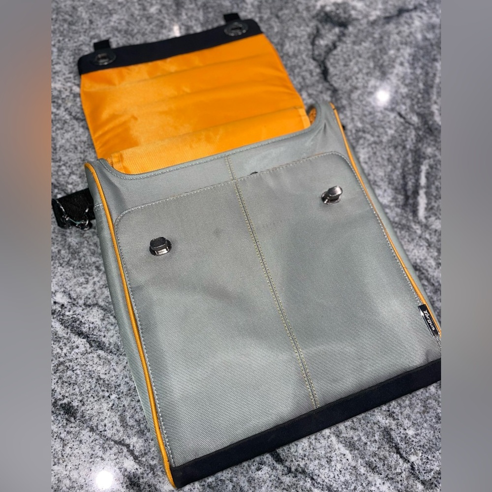 Targus | Crossbody | Laptop Bag | Laptop Sleeve | Grey Fold-over | Vintage Close